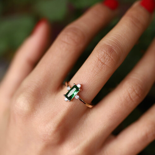 By Golden House - Zümrüt Rengi Baget Yüzük